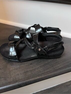 Vionic Black Triple-Strap Comfort Sandals